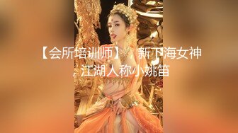 小心翼翼溜进女厕所拍一位办公室的OL美女，谁知遇上了风趣的美女，将设备探进去，美女不慌还说：你还看你还看~