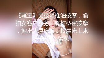  家有骚气，炒个菜都不让你安宁，直接从后面就给你扑上来！扒你衣服脱你裤子！舔你鸡巴！这种老婆你喜欢吗？