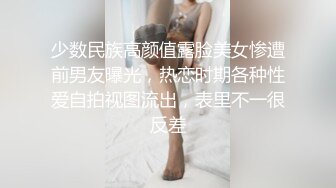  小哥的粉嫩女友就是嫩 在床上快让小哥玩哭了 抱在怀里不停抽插 还想要吃奶子