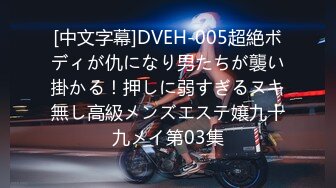  深夜的少妇勾搭小哥互动车震，主动抓着小哥的手揉捏自己的骚奶子