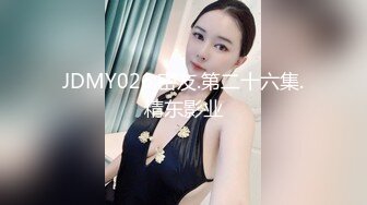 巨屌干美臀肥穴，性感美腿女郎，扒开内裤，自己扶屌往逼里塞，上下套弄，大屌撑爆小穴，射在逼上