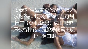   榨汁机小妹妹白丝诱惑跟狼友互动撩骚，按摩棒玩弄逼逼撅着屁股给狼友看