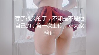 黑妞的逼都被自己玩到淫水泛滥了