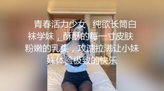 这娘们真是无敌骚，第一次见骚逼直播坐插小哥的手臂掏进去，让大哥夹着大粗道具怒怼菊花