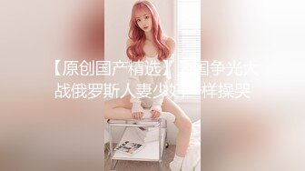   屌哥丶星选新晋老哥首秀，两个大汉操骚女，3P名场面，开档黑丝一个插嘴一个扣穴，前后夹击太爽了