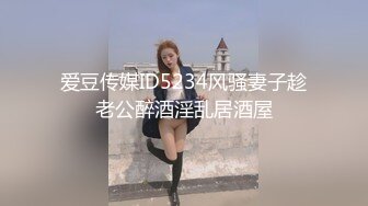 风骚性感美少妇嫁个有钱老头性欲方面满足不了趁他出差把年轻壮小伙带到家中偸欢客厅抱起来肏