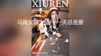 床上4个中年妇女互相玩弄，吃奶玩逼浪荡呻吟，看的大哥欲火焚身加入战场，轮草抽插骚逼还有好姐妹玩骚奶子