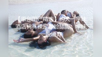 甜美小姐姐，两男一女3P大战，舔腿吸奶，两根JB轮流吃，前后夹击爆草，从下往上视角，猛怼骚穴