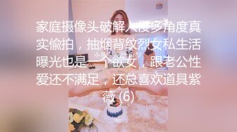    健身房厕所尿尿听到隔壁厕间有奇怪的声音意外偷拍到教练和女学员在里面嘿哟简直就是活春宫