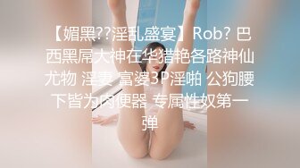 写字楼女厕白制服裸高跟微胖靓女 肥美的肉片和窄小洞口看着馋人