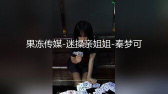   巨乳妹子在化妆被男友捏奶子撩起裙子就要后入 两个大奶子晃动骑乘套弄