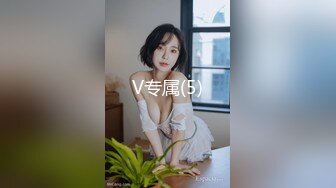  漂亮熟女人妻 被四个健壮黑祖宗的超大肉棒 操的三洞全开 娇小的身材跟玩似的 爽的快要上天了