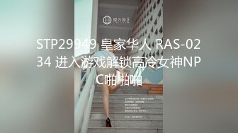 顶级短发意大利美女在威尼斯河畔小船上自娱自乐