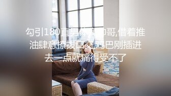 长发气质颇佳的颜值妹子，制服诱惑在真皮沙发上无套啪啪