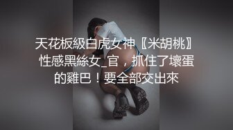 漂亮女主播户外真空露出大阴唇在野外无视身边经过的路人冲动直播逼逼，白嫩大长腿不知道被哪个路人搞上了