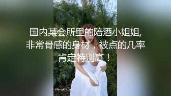 玩弄老婆冒着白浆的骚穴