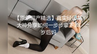   三个漂亮的姐妹花，全程露脸年轻粉嫩无毛逼，比男人更懂女人，玩的好骚吃奶舔逼道具抽插