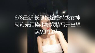  长相清纯的小美女跟大哥激情啪啪，深喉交大鸡巴插的好深，让小哥拽着胳膊后入爆草