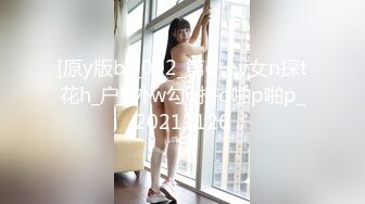 美容院偷拍年轻美女做逼逼脱毛手术，女技师往阴唇涂蜡疼得妹子嗷嗷叫