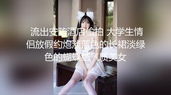 青春活力眼镜反差学生妹，长相老实，内心很开放，背後挂着自己写真艺术照