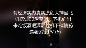 我在厕所洗澡然后出来就看见骚妻在给单男舔鸡巴了