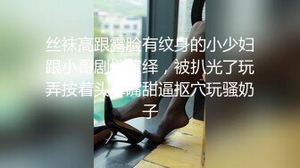  爆乳户外美娇娘性感情趣诱惑公园勾引散步路人，到一半差点翻车来了很多游客换地接着干