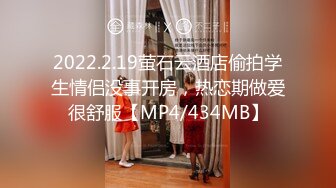   极品反差婊上海留学生依鸣穿着性感情趣内衣勾引老外房东做爱大粗屌把她小嫩逼撑大了