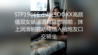 酷似陈妍希的小嫩妹，光头哥一点儿也不怜香惜玉，手插出水后抱起来疯狂蹂躏，娇小胴体尽情享用