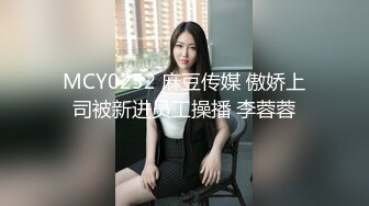  淫妻 老婆穿着油亮丝袜站立被单男后入猛怼 鸡巴一拔出来骚妻直接站不住跪地上 爽飞了