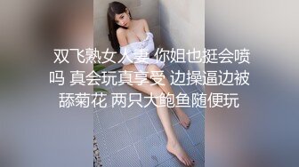 窗外偷拍邻居家眼镜妹洗澡,脱光衣服坐在马桶上玩手机,反正她眼睛高度近视,也不怕她发现