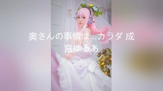 【新片速遞】 十二月最新流出 ❤厕所偷拍❤️跟着女友上厕所，变态男对着女厕撒尿 