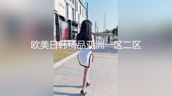 在家里洗澡一边洗BB一边尿尿的女生