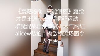 少妇的干女儿在客厅写作业，强势射到女人背上