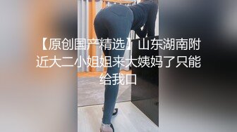 游乐场女厕全景偷拍三位女网红直播打卡❤️关注她后去她朋友圈扒她生活照 (1)