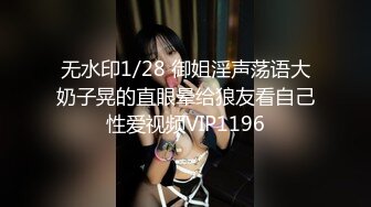   一脸呆萌18嫩妹双马尾带着项圈，翘起美腿玻璃棒插菊花，手指扣穴水声哗哗