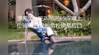 微胖巨乳婶婶在厨房偷偷给我口交，这一袭制服太挑逗了，边口边摸婶婶的大奶子 人生巅峰！