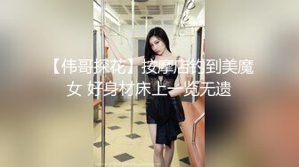  气质小少妇露脸一个人在家卖骚，跟狼友互动听指挥，慢慢脱光展示茂密的大黑逼