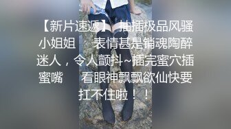 合租房冒死在门帘上小洞偷窥对门的美女洗澡