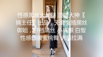 大神偷拍两个颜值美女裙底风光辣妈身材好接小孩都穿这么骚黄色长裙靓女逛街白内翘起屁股给你看