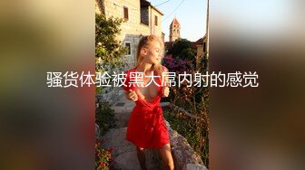 约了两个妹子留下牛仔裙妹子，沙发调情一番穿上透视装，口交摸逼上位骑乘抽插