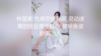 商场女厕偷拍 破洞牛仔裤美女的小黑B 一边抽烟一边玩手机