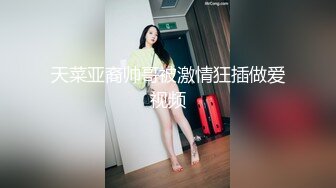  女同学被班上好几个了男生胁迫脱她衣服摸奶子,还掏出鸡巴让她吃,还插入她无毛白虎逼