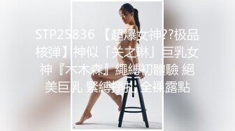 平台人气女模全程露脸情趣诱惑，激情大秀陪狼友骚，跟狼友互动揉捏骚奶子展示性感的逼逼，看淫水自己流下来