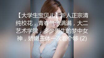 简陋的出租屋爬气窗偷窥卷发美女洗澡