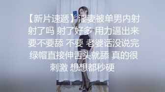 商场女厕全景偷拍牛仔裤少妇的小肥鲍