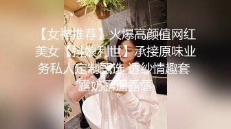 漂亮少妇在家啪啪 三十如狼四十如虎 用力吸吮着手指头 陶醉享受表情 一副欲求不满的样子