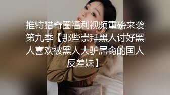 双女杯姐妹花露脸被两个小哥玩弄4P大秀，沙发上一起舔鸡巴，让小哥压在身下爆草抽插，揉奶抠逼淫声荡语真骚