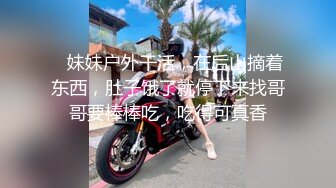 写字楼厕拍白底黑网格上衣很喜庆的少妇