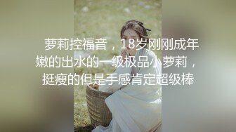 【母子乱伦】趁老爸在客厅吃饭在房间门口摸妈妈奶子